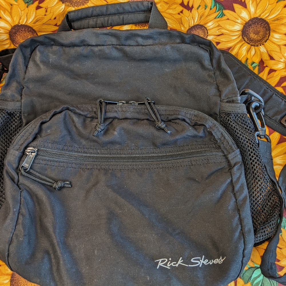 Rick Steves Classic Civita Day Pack, black, collapsible 4-pocket travel …